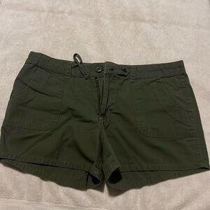 Zoey Beth Women’s Medium Olive Green Cargo Utility Shorts – Size M (W16 L11.5)
